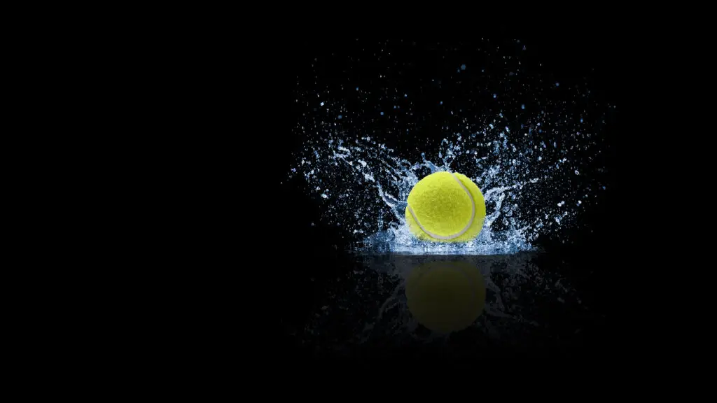 Bildkombination Tennisball mit Wasserspritzer